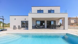A modern two-story house with a swimming pool, outdoor seating, and a patio area. - Villa Esire (Istria - Pula) (Pula)