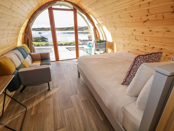 1 bedroom, individually decorated, individually furnished - The Wheelhouse Pod No. 6 (Burtonport)