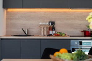 Réfrigérateur, four à micro-ondes, un four, surface de cuisson