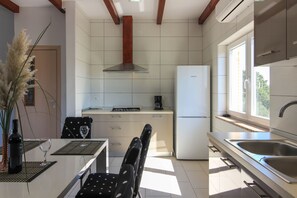 Frigorifero, microonde, forno, piano cottura