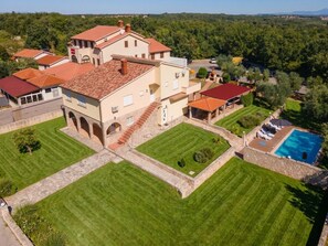 A large estate with multiple buildings, a swimming pool, and well-maintained lawns. - Villa SKAMNICE (Istria - Pavičini) (Pavičini)