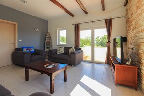 Een televisie en tafelvoetbal