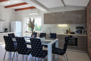 Een koelkast, een magnetron, een oven, een kookplaat