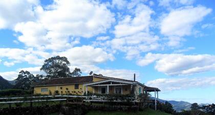 HOUSE OF ROSES Monte Verde Farm Muriqui's Abode, São Francisco Xavier