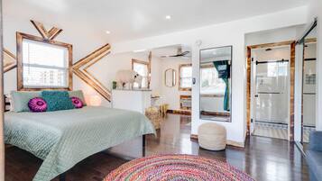 Skrivebord, strykejern/-brett og wi-fi