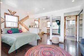 Desk, iron/ironing board, WiFi - VOTED `HAPPIEST` & `MOST JOYFUL` Nash Condo + Pool (Nashville)