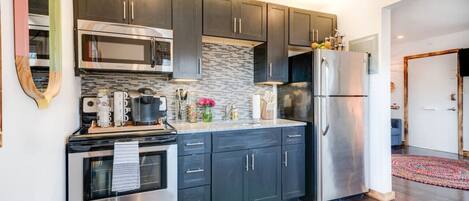 Refrigerador, microondas, horno y parrilla de estufa