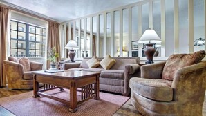 A living room with a sofa set, a coffee table, and lamps. - Gatlinburg Ski Week! 2 Bedroom 2 Bath Full Kitchen Sleeps N6834 (Gatlinburg)