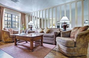 Living area - Gatlinburg Ski Week! 2 Bedroom 2 Bath Full Kitchen Sleeps N6834 (Gatlinburg)