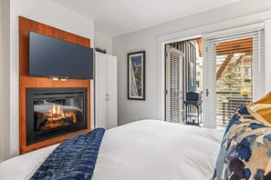 2 slaapkamers, een bureau, een strijkplank/strijkijzer, reisbedje