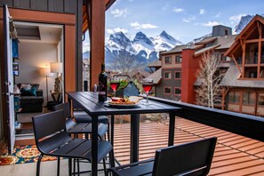 Outdoor dining - Vista Peak Hydeaway at Solara Resort (Canmore)