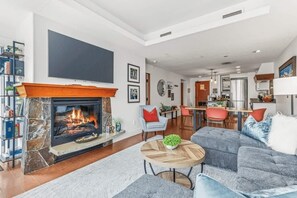 Televisie, een open haard en een kantoor