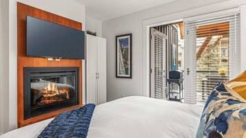 2 makuuhuonetta, työpöytä, silitysrauta/-lauta, vauvan matkasänky