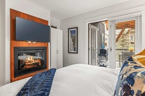 2 室のベッドルーム、デスク、アイロン / アイロン台、旅行用ベビーベッド