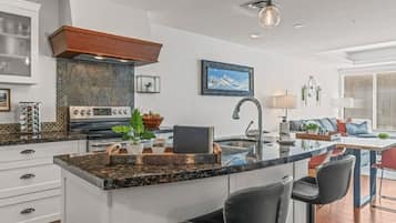 Frigorifero, microonde, forno, piano cottura