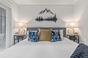 2 soverom, skrivebord, strykejern/-brett og reiseseng for barn