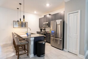 Réfrigérateur, four à micro-ondes, un four, surface de cuisson
