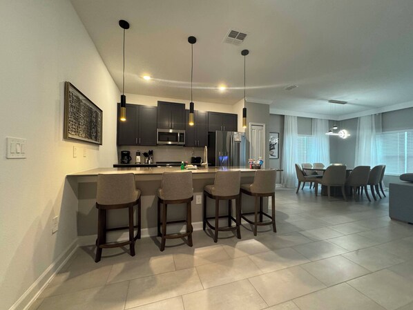 Kylskåp, mikrovågsugn, spishäll och diskmaskin