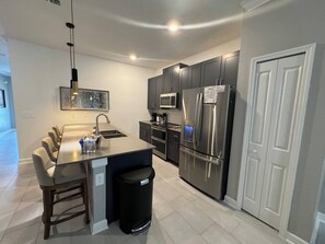 Kylskåp, mikrovågsugn, spishäll och diskmaskin