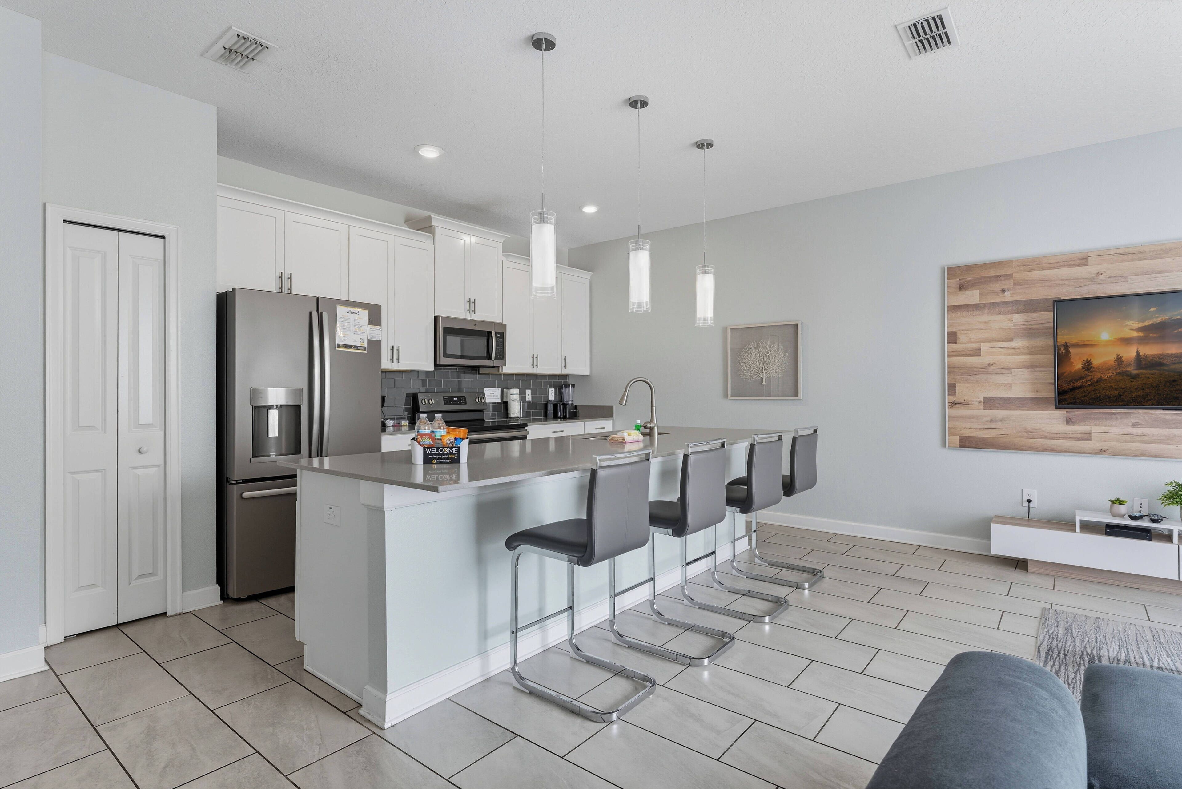 冷蔵庫、電子レンジ、オーブン、コンロ