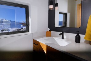 Bruser, hårtørrer, håndklæder