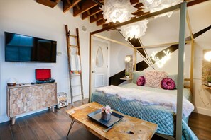 Escritorio, tabla de planchar con plancha, wifi y ropa de cama