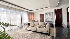 Un salon moderne avec un canapé, une table basse et un coin repas comprenant une chaise.