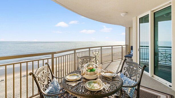 Outdoor dining - Mar Vista 1008 Direct Oceanfront in/outdoor pool (North Myrtle Beach)