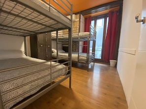 Free WiFi, bed sheets - Arc House Pop Art (Madrid)