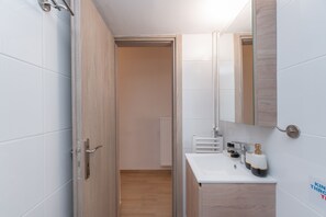 City Apartment, 1 Bedroom, Non Smoking, Balcony | Bathroom | Shower, rainfall showerhead, hair dryer, towels