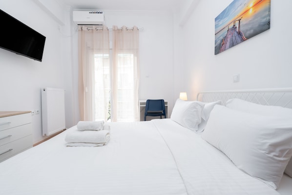 City Apartment, 1 Bedroom, Non Smoking, Balcony | 1 bedroom, in-room safe, individually decorated, individually furnished