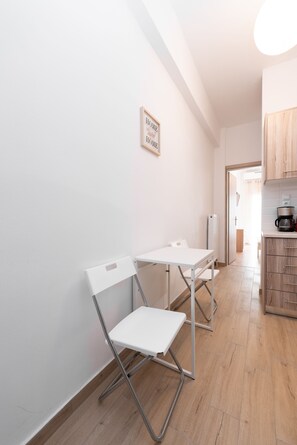 City Apartment, 1 Bedroom, Non Smoking, Balcony | In-room dining