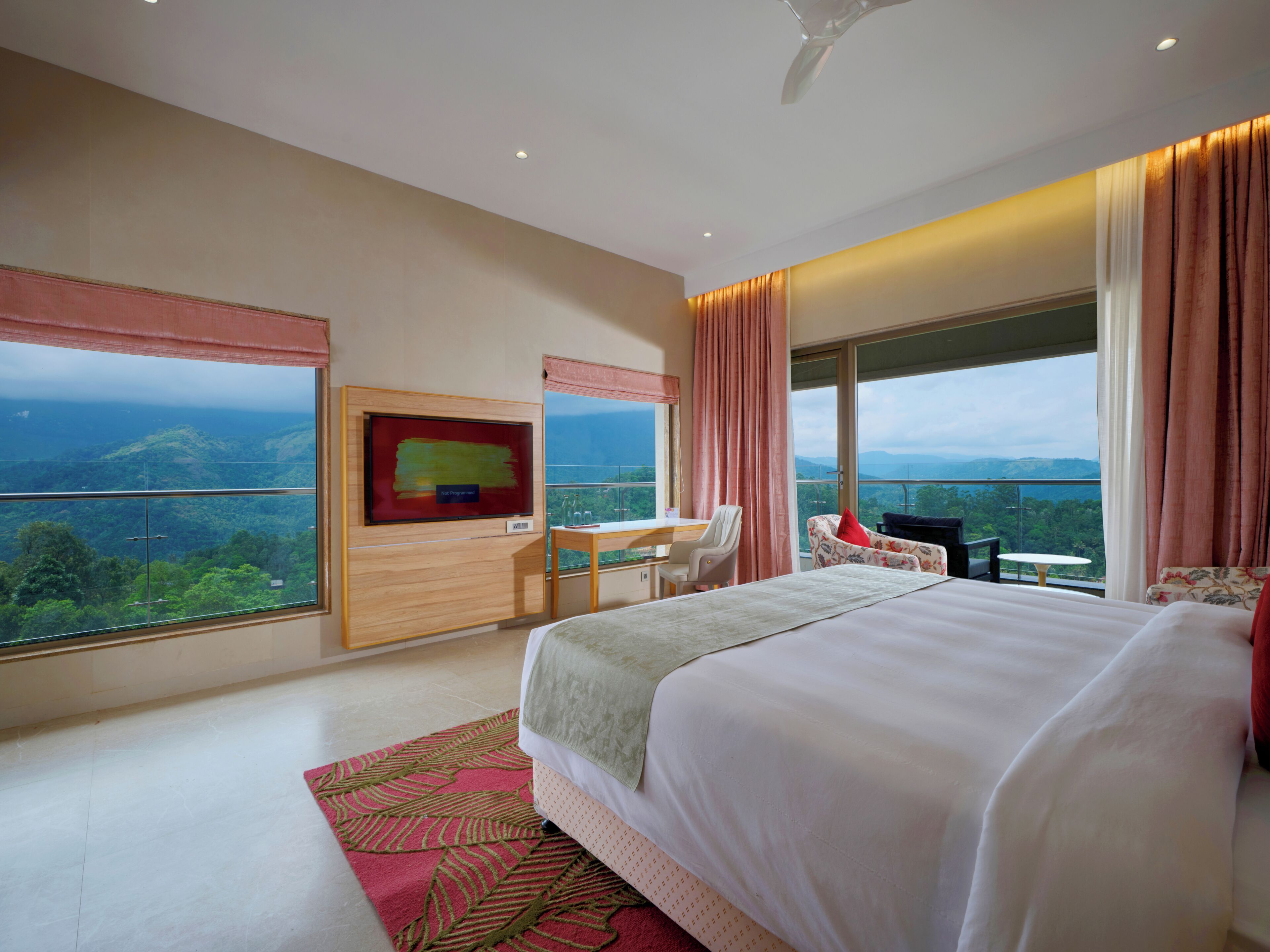 Cloud 9 Panoramic Suite | Premium bedding, minibar, in-room safe, individually furnished