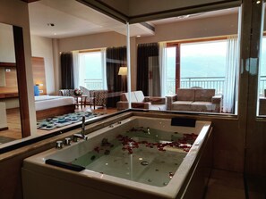 Legacy Deluxe Suite | Bathroom | Combined shower/tub, hair dryer, slippers, towels - Vibe Munnar Resort & Spa (Devikolam)