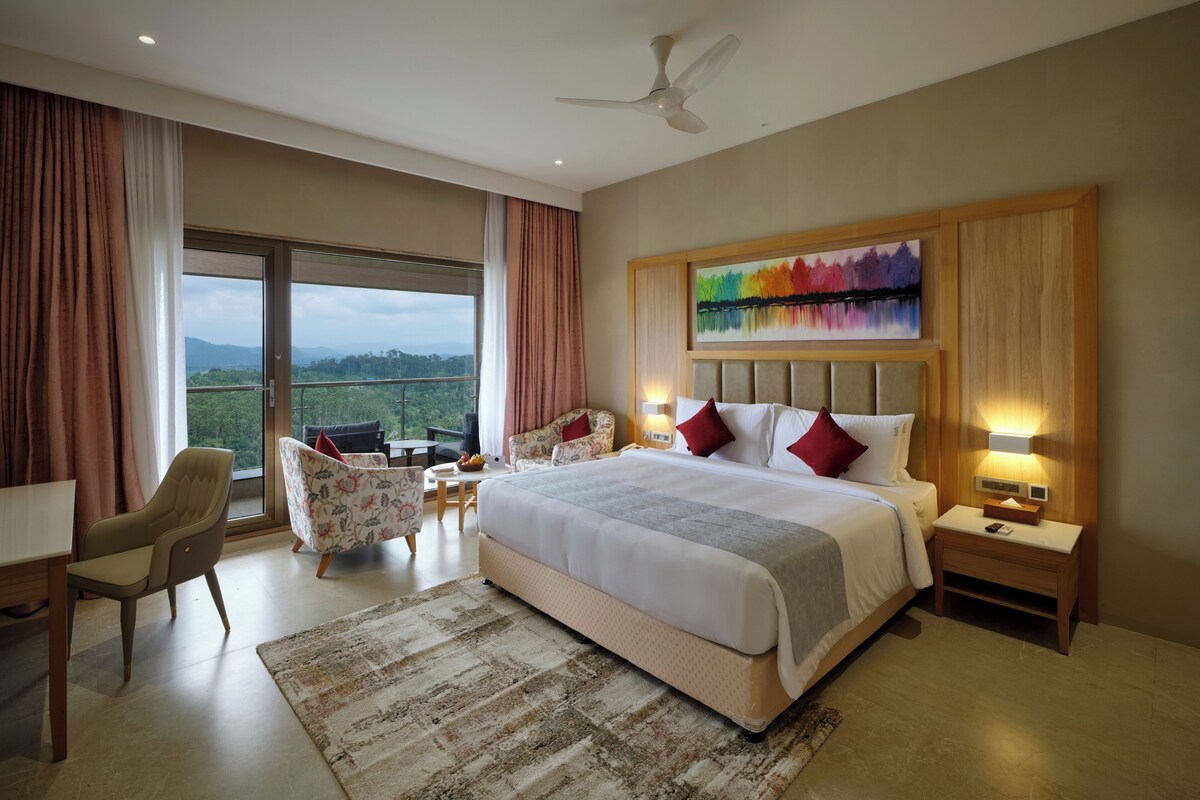 Monarch Suite | Seprai premium, minibar, brankas, dan meja kerja