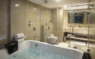 Splash Junior Suite | Bathroom | Hair dryer, slippers, towels, soap