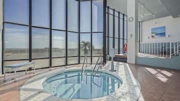 Alberca techada y alberca climatizada