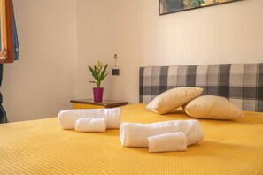 1 bedroom, iron/ironing board, WiFi, bed sheets - CASA MERISI: flat in central area, close to the beach (Alghero)