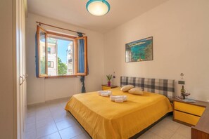 2 bedrooms, iron/ironing board, WiFi, bed sheets - CASA MERISI: flat in central area, close to the beach (Alghero)