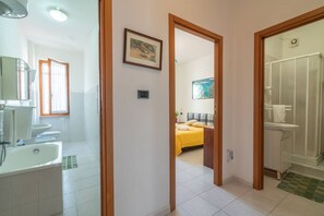 Shower, hair dryer, bidet, towels - CASA MERISI: flat in central area, close to the beach (Alghero)
