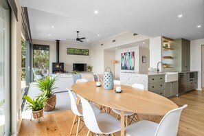 Dining - CLOUD, BREATHTAKING PANORAMIC VIEWS, ARTHURS SEAT, BEACH HOUSE RENTALS (Arthurs Seat)