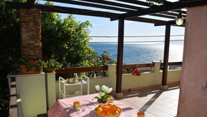 Outdoor dining - VILLA PALMASERA: only 10 metres from the beach (Cala Gonone)
