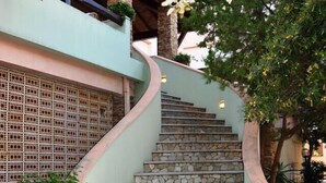 Property grounds - VILLA PALMASERA: only 10 metres from the beach (Cala Gonone)
