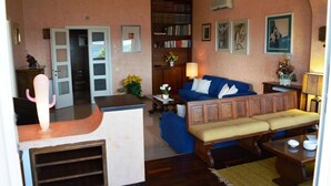 Living area - VILLA PALMASERA: only 10 metres from the beach (Cala Gonone)