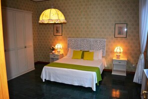 5 bedrooms, iron/ironing board, bed sheets