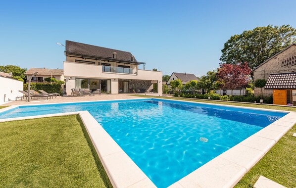 A heated pool - Amazing home in Kaniza Gospicka with sauna (Kaniza Gospicka)