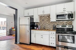 Kjøleskap, mikrobølgeovn, ovn og kokeplater