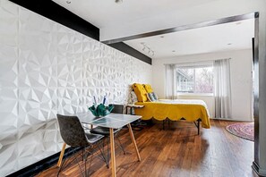 1 slaapkamer, een bureau, een strijkplank/strijkijzer, wifi