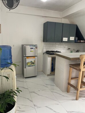 Rice cooker, eco-friendly cleaning products, freezer, kitchen islands - Point F Siargao (General Luna)