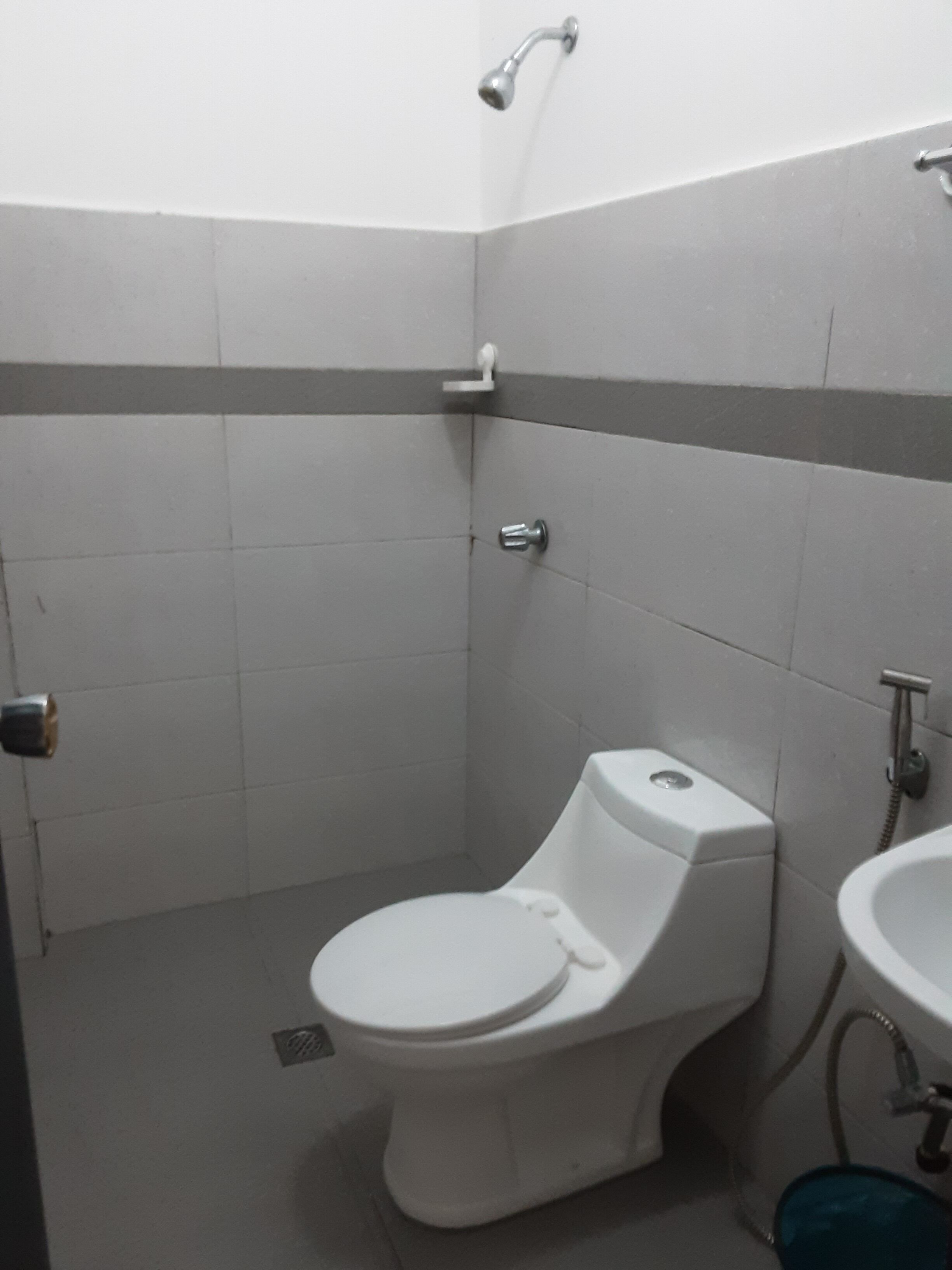 Ducha, pantuflas, bidet, toallas